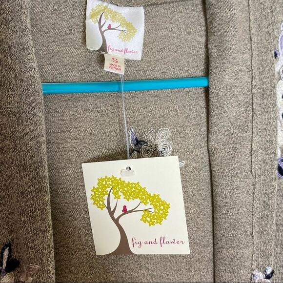 Fig & Flower Wrap Cardigan Sweater Gray Long Sleeve Floral Size Small NWT - Picture 3 of 4